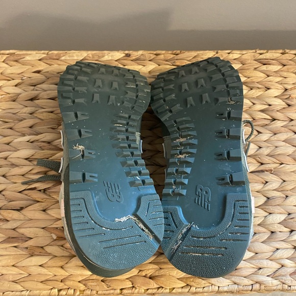 Women’s New Balance Size 8.5 Shoes - Picture 5 of 5